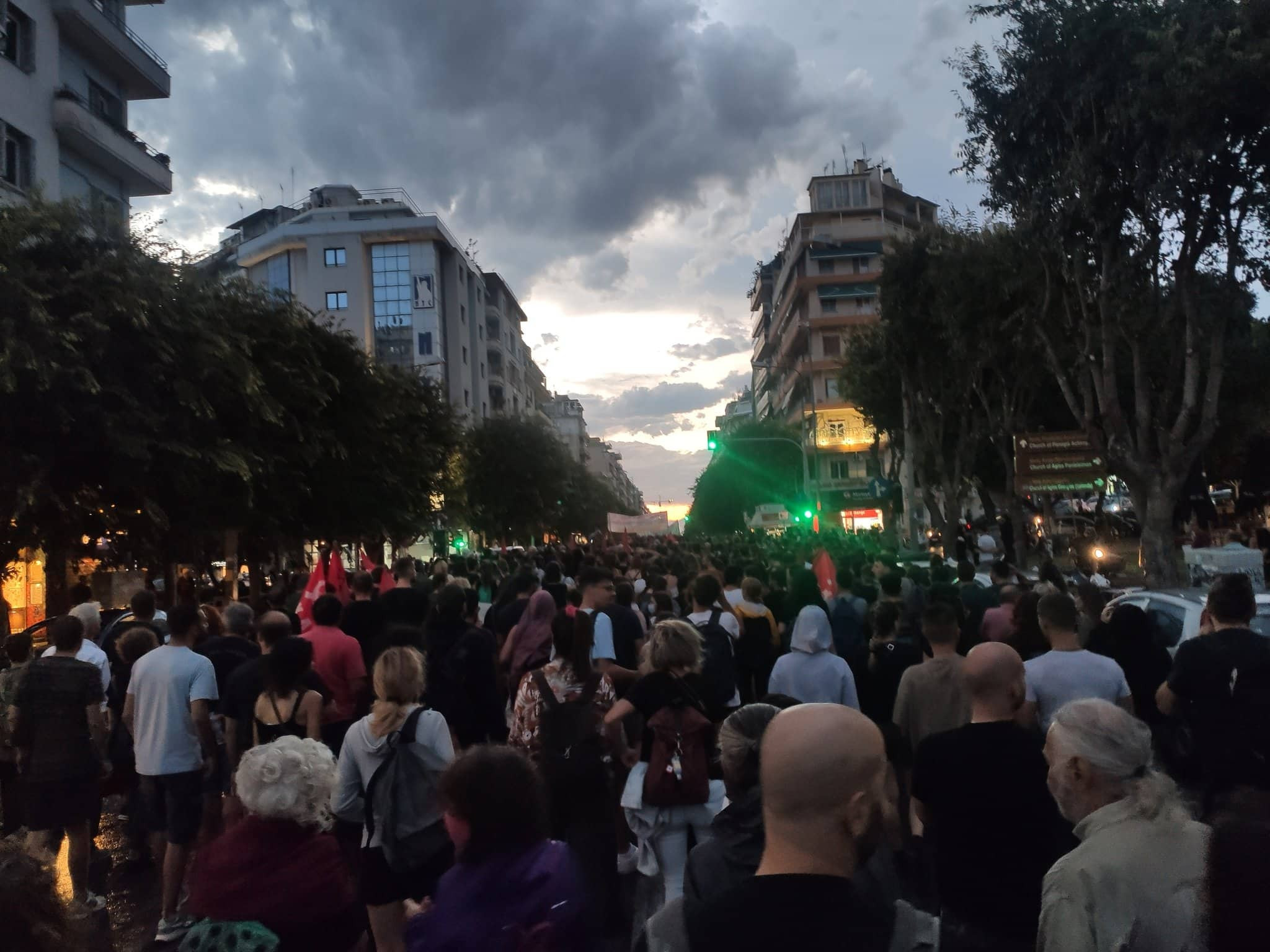 Μεγάλη αντικατασταλτική πορεία στην Θεσσαλονίκη – Επεισόδια ξανά στο ΑΠΘ