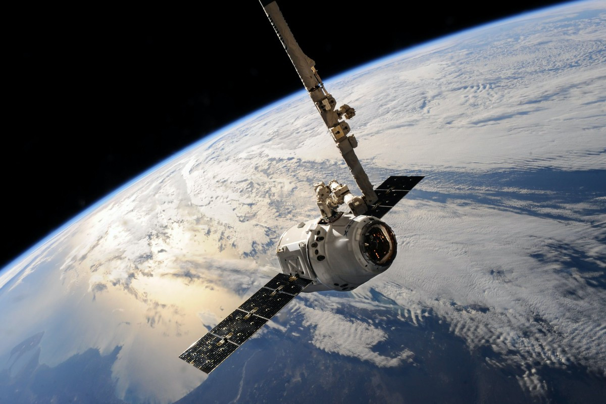 Ηλιακή έκλαμψη κατέστρεψε 39 δορυφόρους του Ελον Μασκ