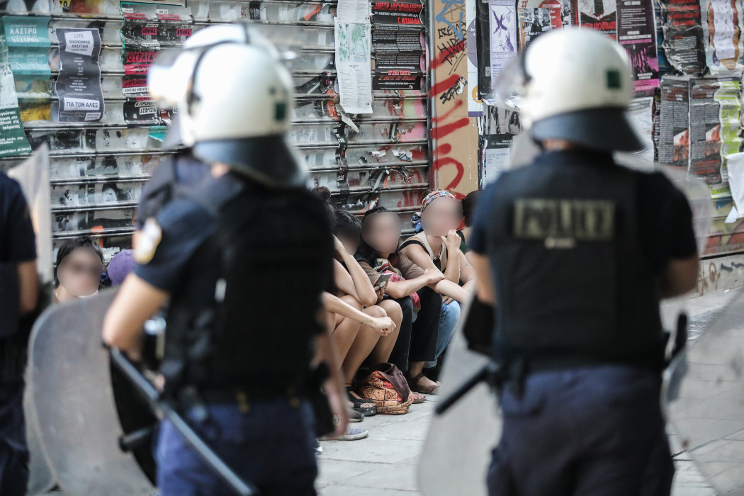 Νέα έκθεση για το κράτος δικαίου στην Ελλάδα: Στο επίκεντρο χρηματοδότηση ΜΜΕ, αστυνομική βία, παράνομες επαναπροωθήσεις
