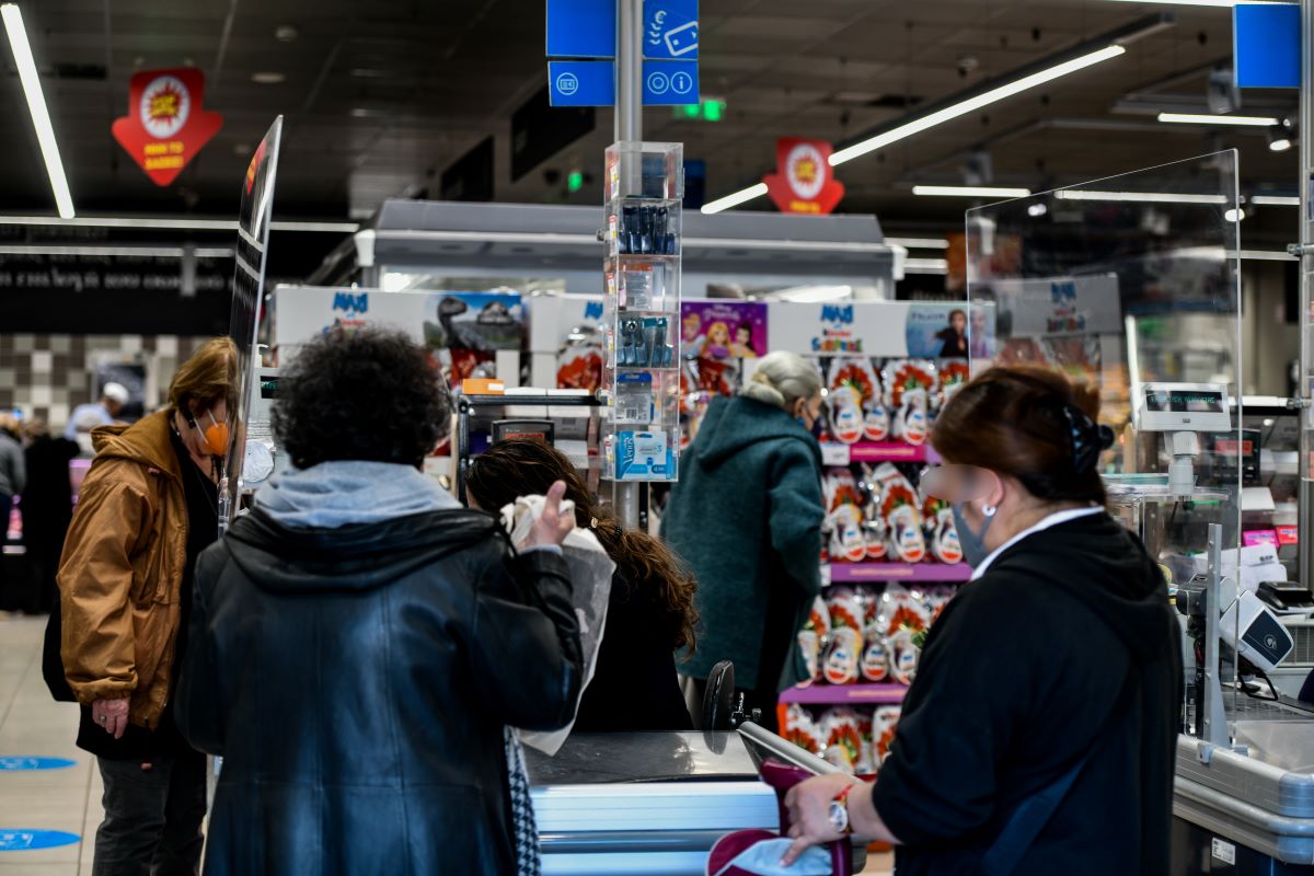 Έρευνα ΙΕΛΚΑ: Οι καταναλωτές κυνηγούν προσφορές, μειώνουν την κατανάλωση ρεύματος και τις αγορές τροφίμων