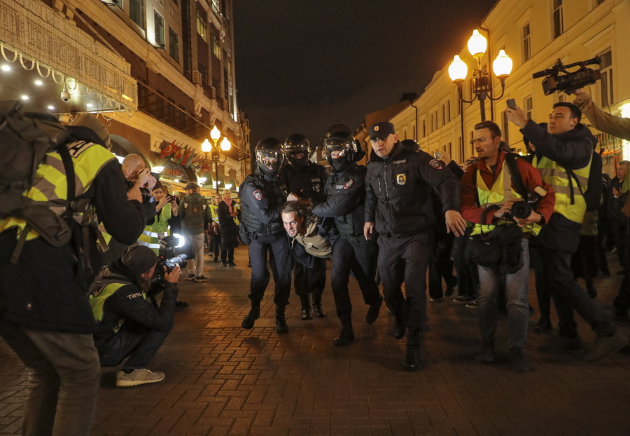 Εκατοντάδες συλλήψεις σε αντιπολεμικές διαδηλώσεις στη Ρωσία [Βίντεο]