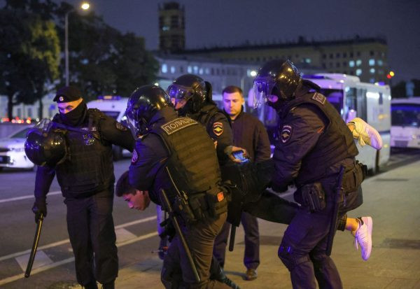 Ρωσία: Τουλάχιστον 1200 συλλήψεις σε διαδηλώσεις κατά της επιστράτευσης