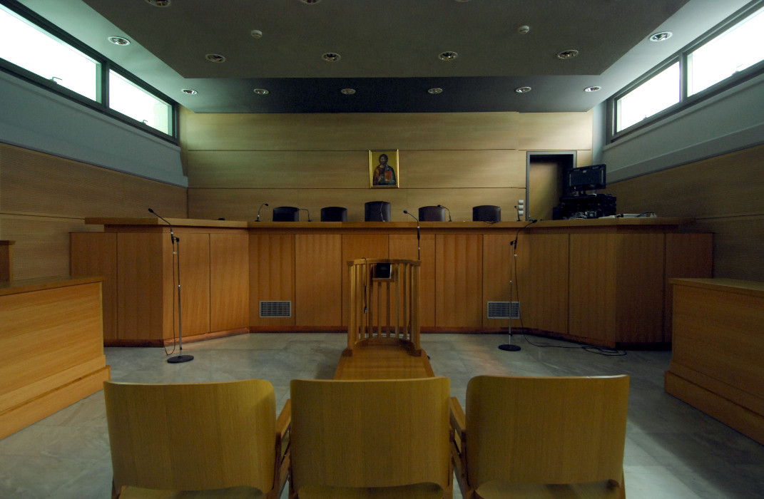 Μαρτυρία στο Tvxs.gr: Ίδιοι δικαστές δίνουν κατ’ εξακολούθηση επιμέλεια σε κακοποιητές συζύγους στη Βέροια