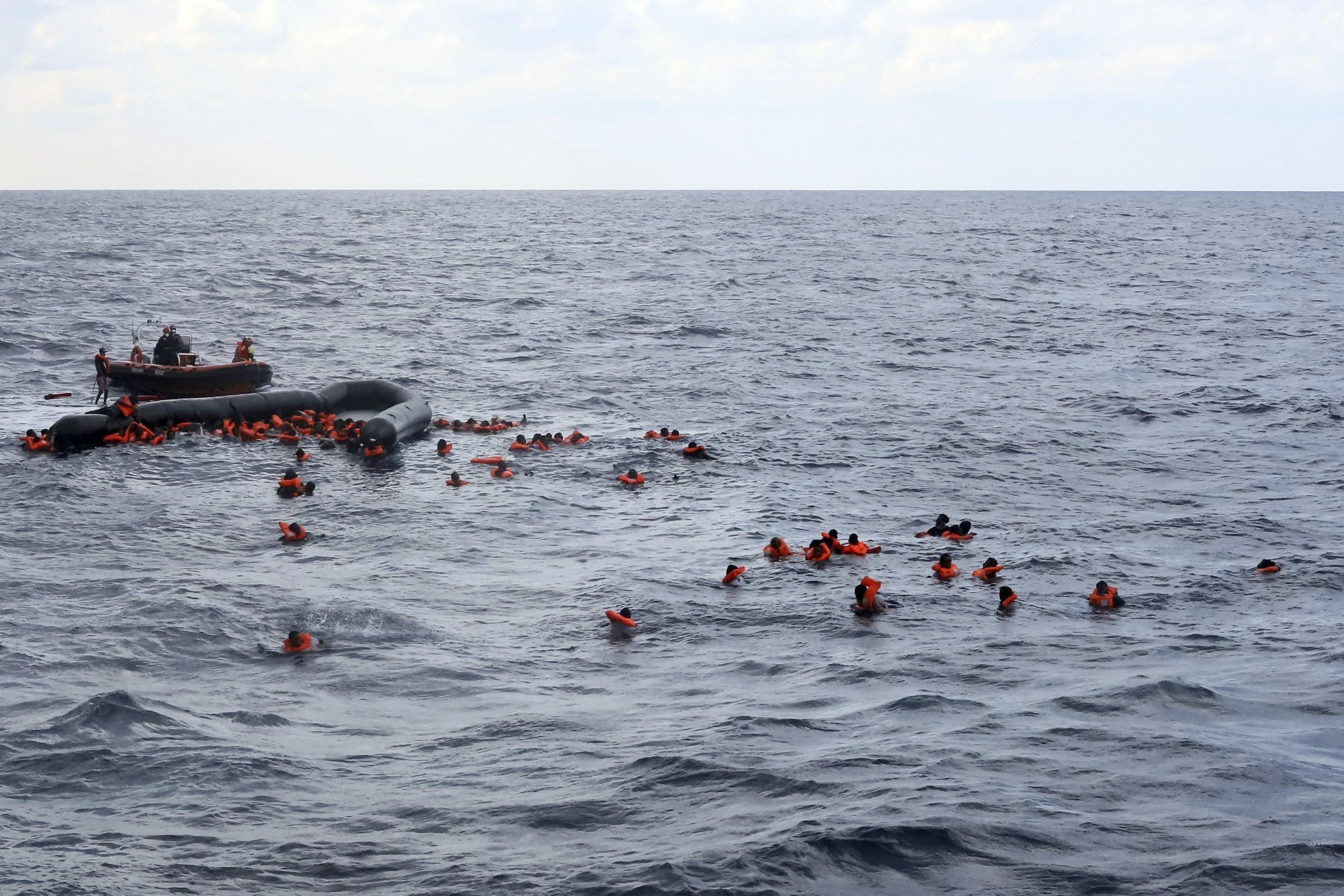 Σχεδόν 100 οι νεκροί πρόσφυγες από το ναυάγιο στη Συρία