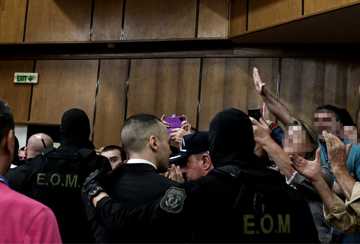 Δίκη Χρυσής Αυγής: Ναζιστικός χαιρετισμός από οπαδό του Κασιδιάρη στο δικαστήριο [Φωτογραφίες]