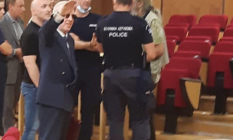 Ναζιστικός χαιρετισμός και από τον Κωνσταντίνο Πλεύρη στην αίθουσα του δικαστηρίου [Φωτο]