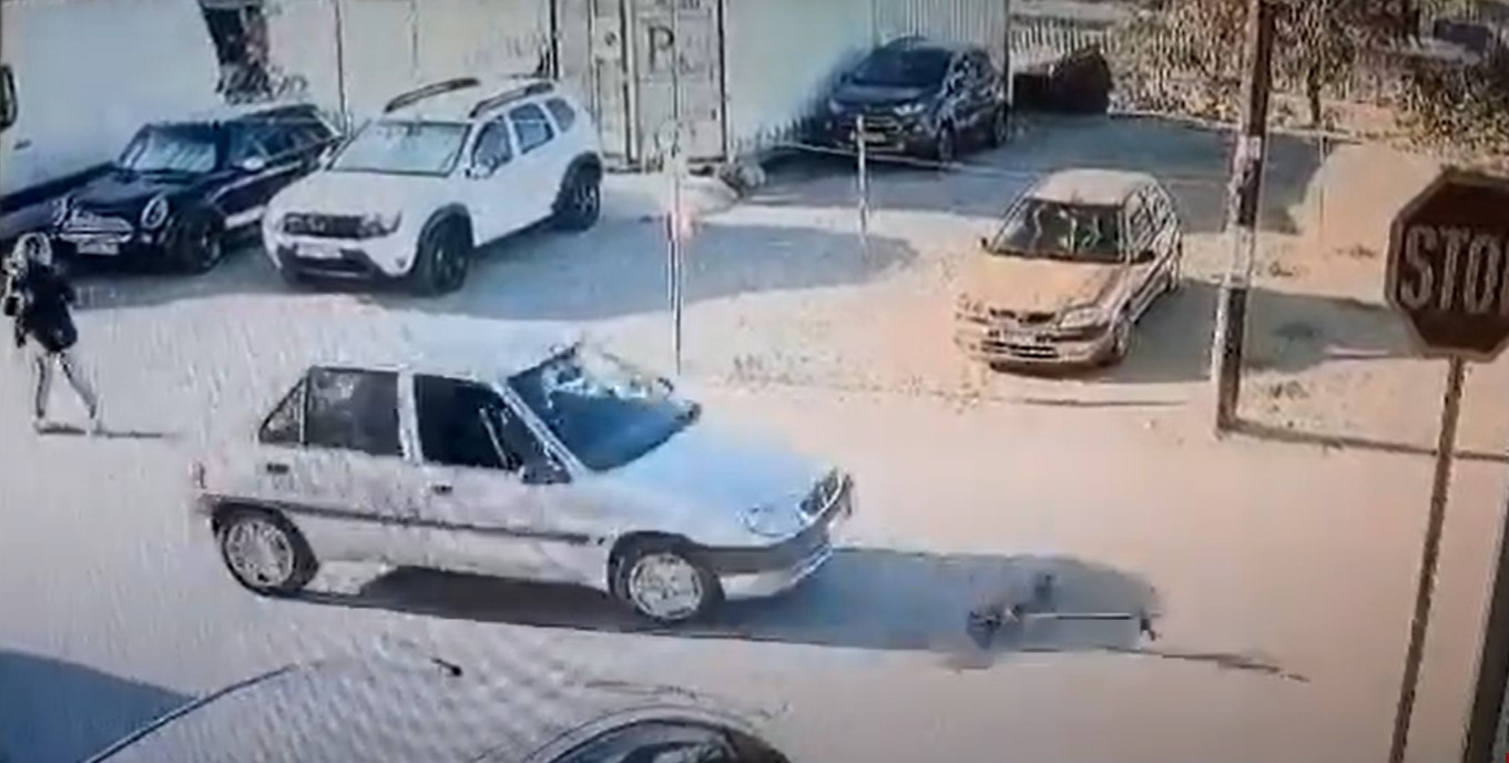 Αυτοκίνητο στο Ηράκλειο Κρήτης παρέσυρε ηλεκτρικό πατίνι που επέβαινε νεαρή – Γλίτωσε από θαύμα [Βίντεο]