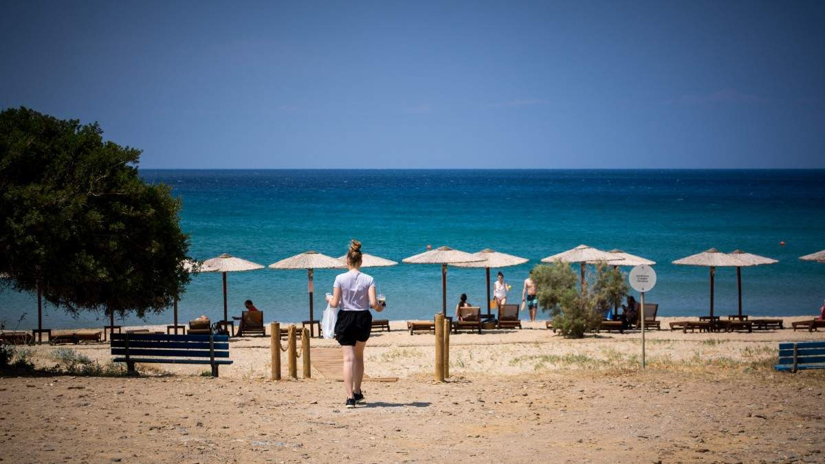 «50.000 κενές θέσεις εργασίας» στον τουρισμό αλλά 25.000 χάθηκαν μόνο τον Αύγουστο