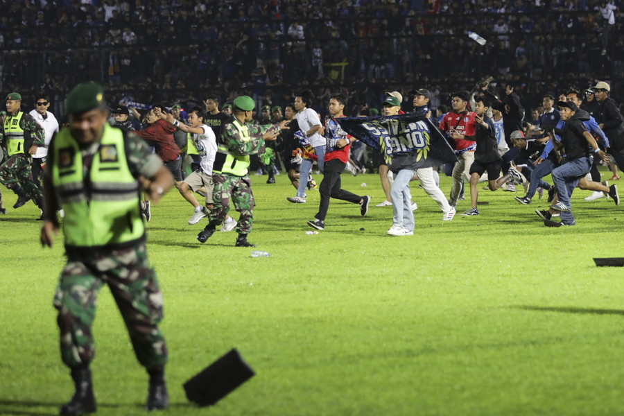 Ασύλληπτη τραγωδία στην Ινδονησία: Πάνω από 170 νεκροί από επεισόδια σε ποδοσφαιρικό αγώνα