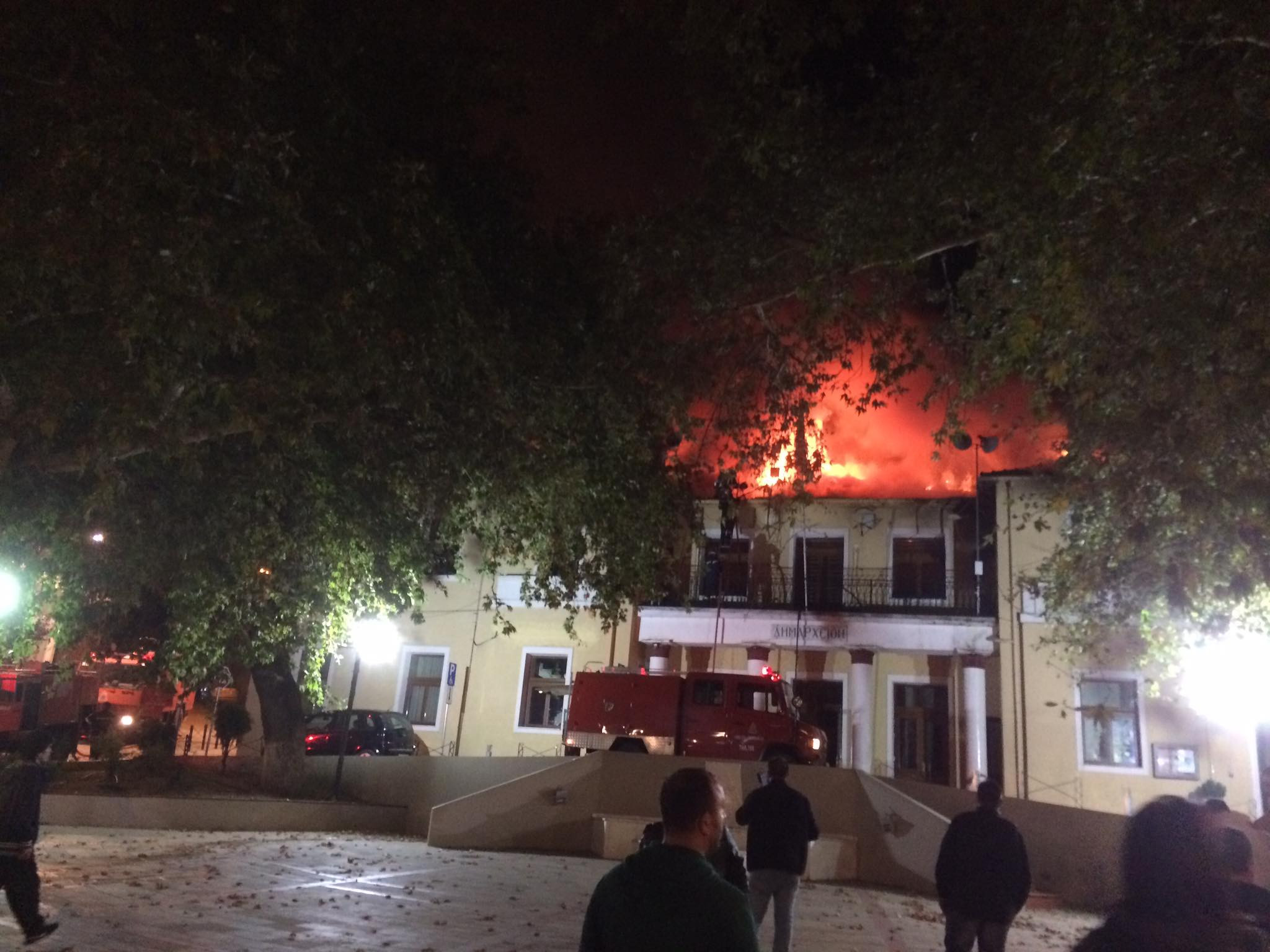 Στις φλόγες το ιστορικό κτίριο του δημαρχείου Σερβίων [Βίντεο]