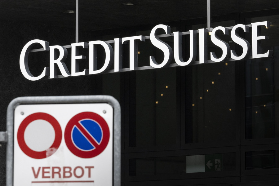 Σε δεινή θέση η ελβετική τράπεζα Credit Suisse – «Ορατή» η πιθανότητα χρεοκοπίας