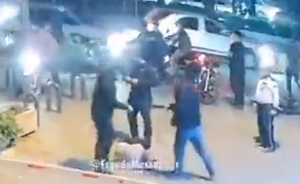 Ιράν: Βίντεο με αστυνομικούς να ξυλοκοπούν άγρια και να πυροβολούν