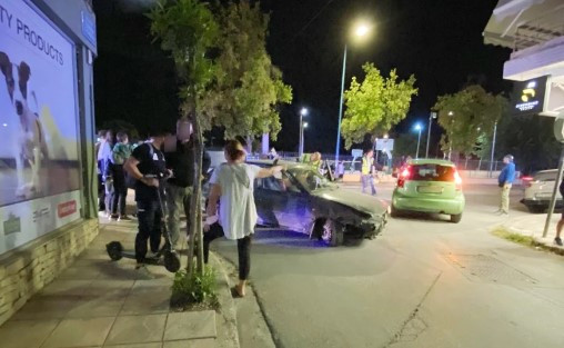 Λάρισα: Αυτοκίνητο βγήκε εκτός πορείας – Τελευταία στιγμή γλίτωσαν μία μητέρα και το παιδί της