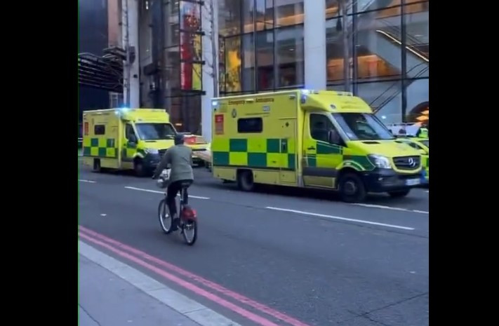 Τρεις άνθρωποι μαχαιρώθηκαν στο κέντρο του Λονδίνου