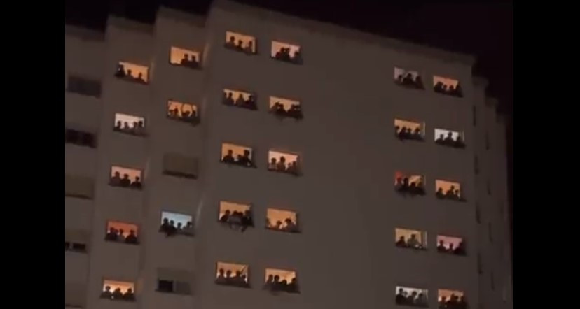 Οργή στην Ισπανία για μαζική σεξιστική επίθεση φοιτητών σε φοιτήτριες… από τα παράθυρα της εστίας [Βίντεο]