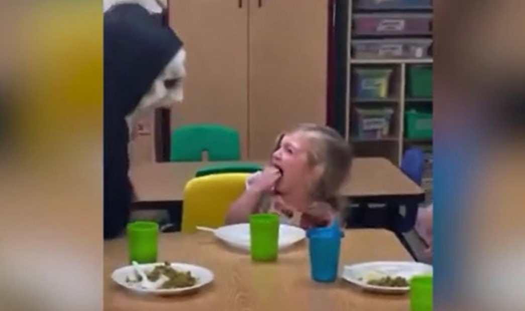 ΗΠΑ: Αντιδράσεις για βίντεο με υπαλλήλους παιδικού σταθμού που τρομάζουν νήπια με μάσκα