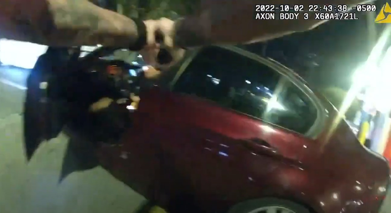 ΗΠΑ: Έφηβος πυροβολήθηκε από αστυνομικό ενώ έτρωγε χάμπουργκερ στο αυτοκίνητό του [Βίντεο]