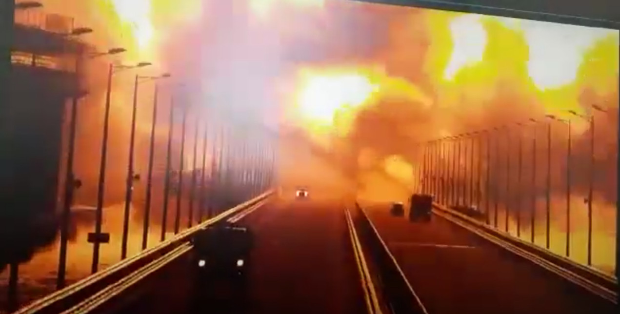 Έκρηξη στη γέφυρα της Κριμαίας: Θρίλερ με την ταυτότητα του οδηγού του φορτηγού με τα εκρηκτικά [Βίντεο]