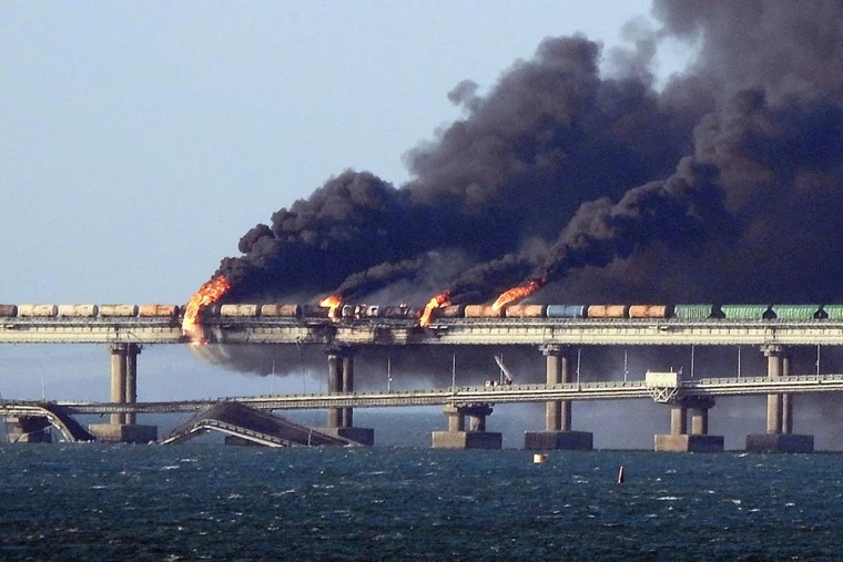 Έκρηξη στη γέφυρα της Κριμαίας: Το Κίεβο πανηγυρίζει αλλά αρνείται την εμπλοκή – Πώς θα απαντήσει η Ρωσία