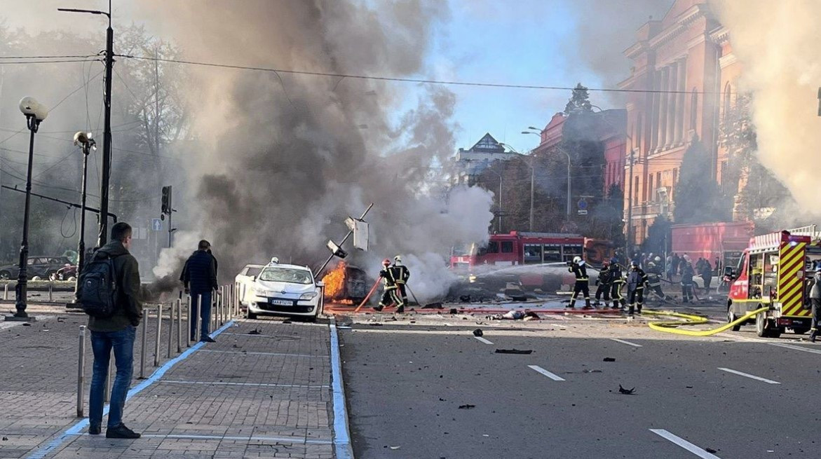 Ισχυρές εκρήξεις στο Κίεβο – Αναφορές ότι επλήγη και η περιοχή του προεδρικού γραφείου