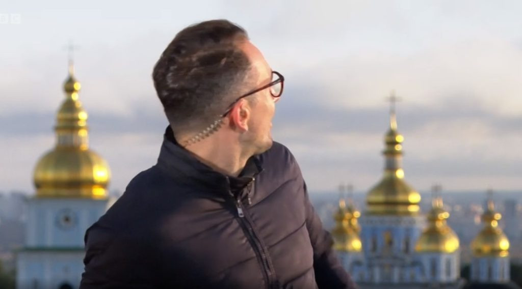 Κίεβο: H στιγμή των εκρήξεων «στον αέρα» του BBC [Βίντεο]