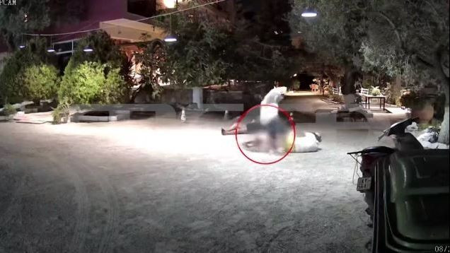 Το βίντεο της άγριας επίθεσης στον ξενοδόχο και τη μητέρα του στην Αίγινα