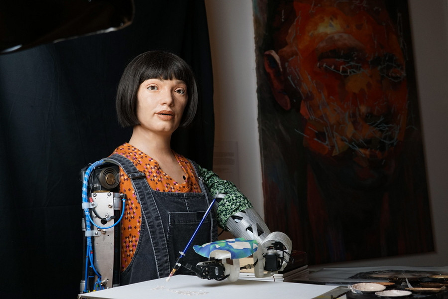 Ai-Da: Ανθρωποειδές ρομπότ ζωγράφος εκθέτει σε γκαλερί και μιλά στο βρετανικό κοινοβούλιο