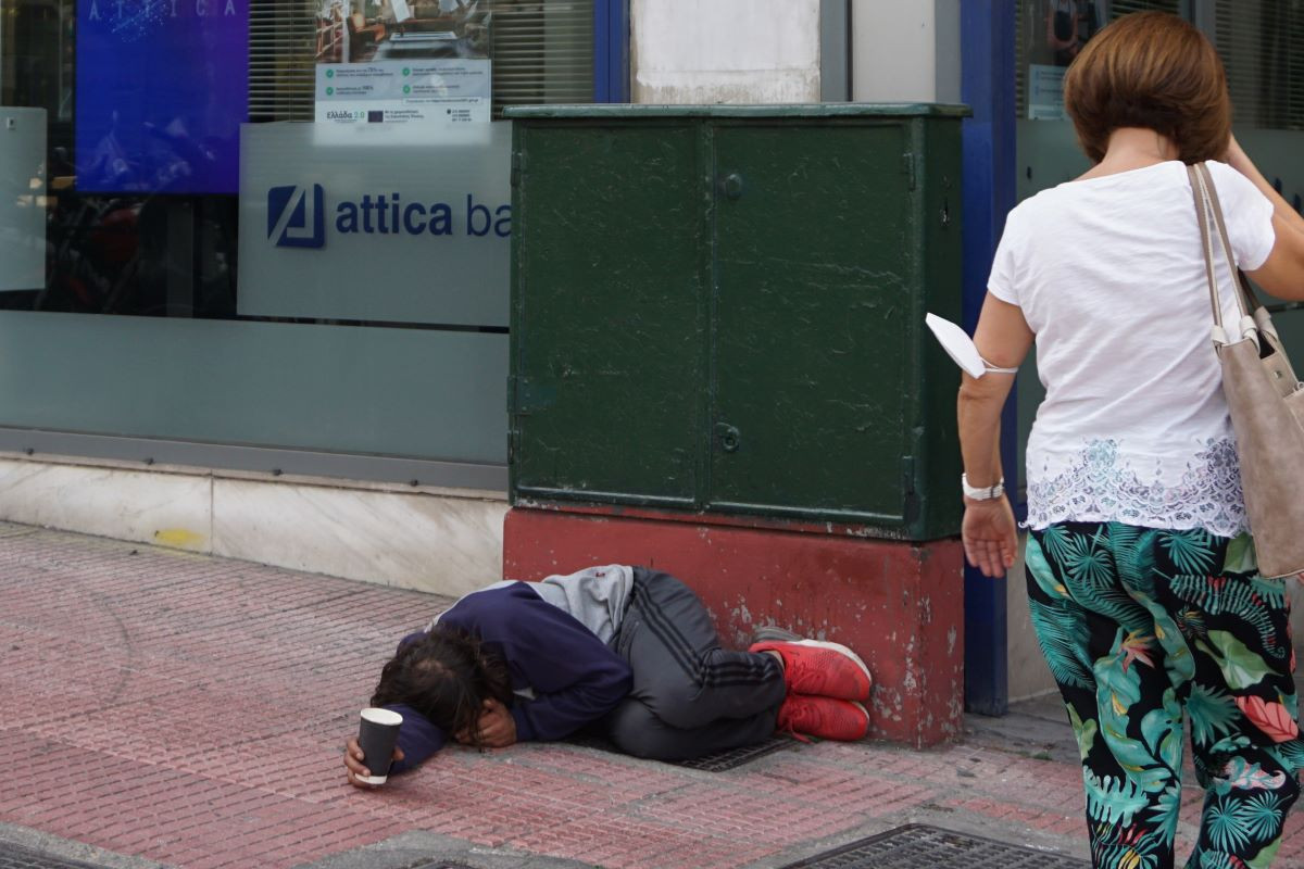 Γιατί η ακρίβεια και η φτώχεια πλήττουν περισσότερο την Ελλάδα;
