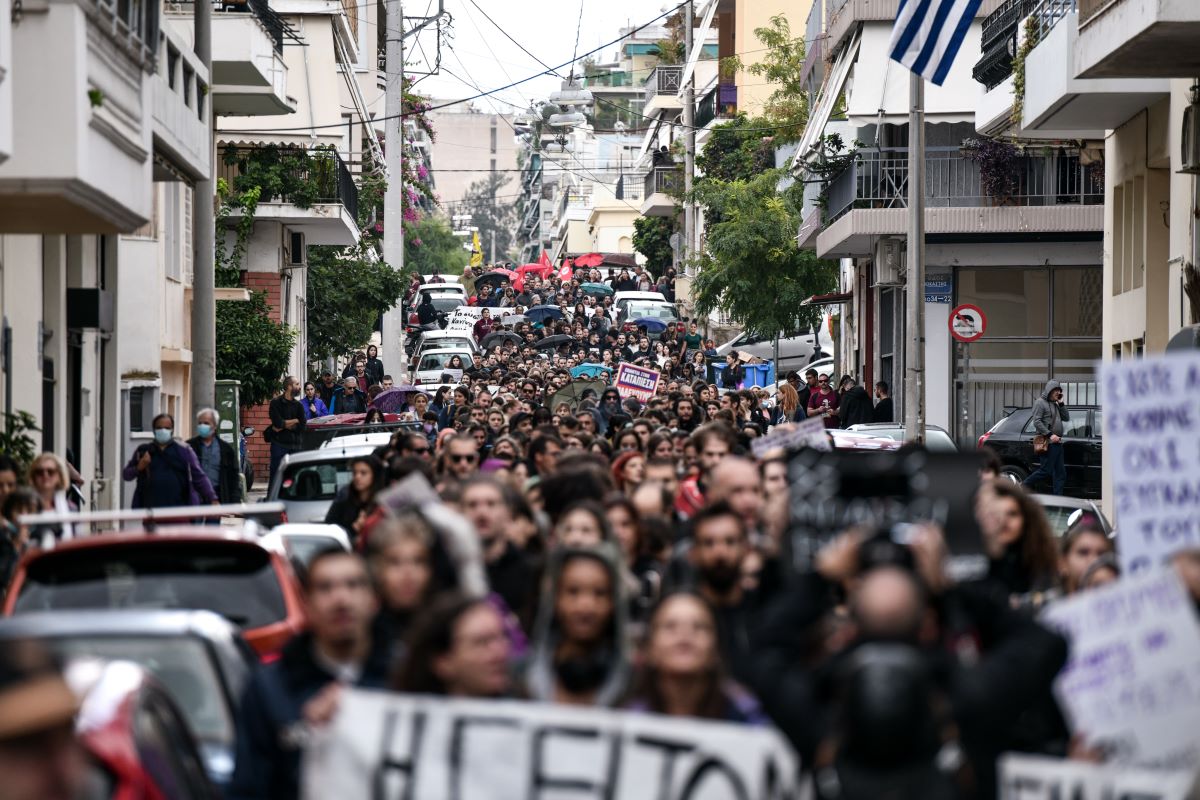 Σεπόλια: Μαζική πορεία για την υπόθεση μαστροπείας και βιασμού της 12χρονης – Ένταση με χημικά από την αστυνομία