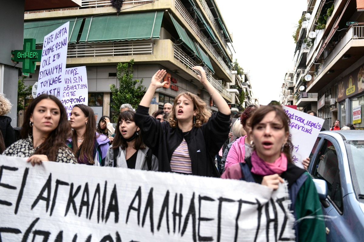 Καταγγελία από διαδηλώτριες για σεξιστικά σχόλια από άνδρες των ΜΑΤ – «Θα σας πάμε στο τμήμα της Ομόνοιας να περάσετε καλά»