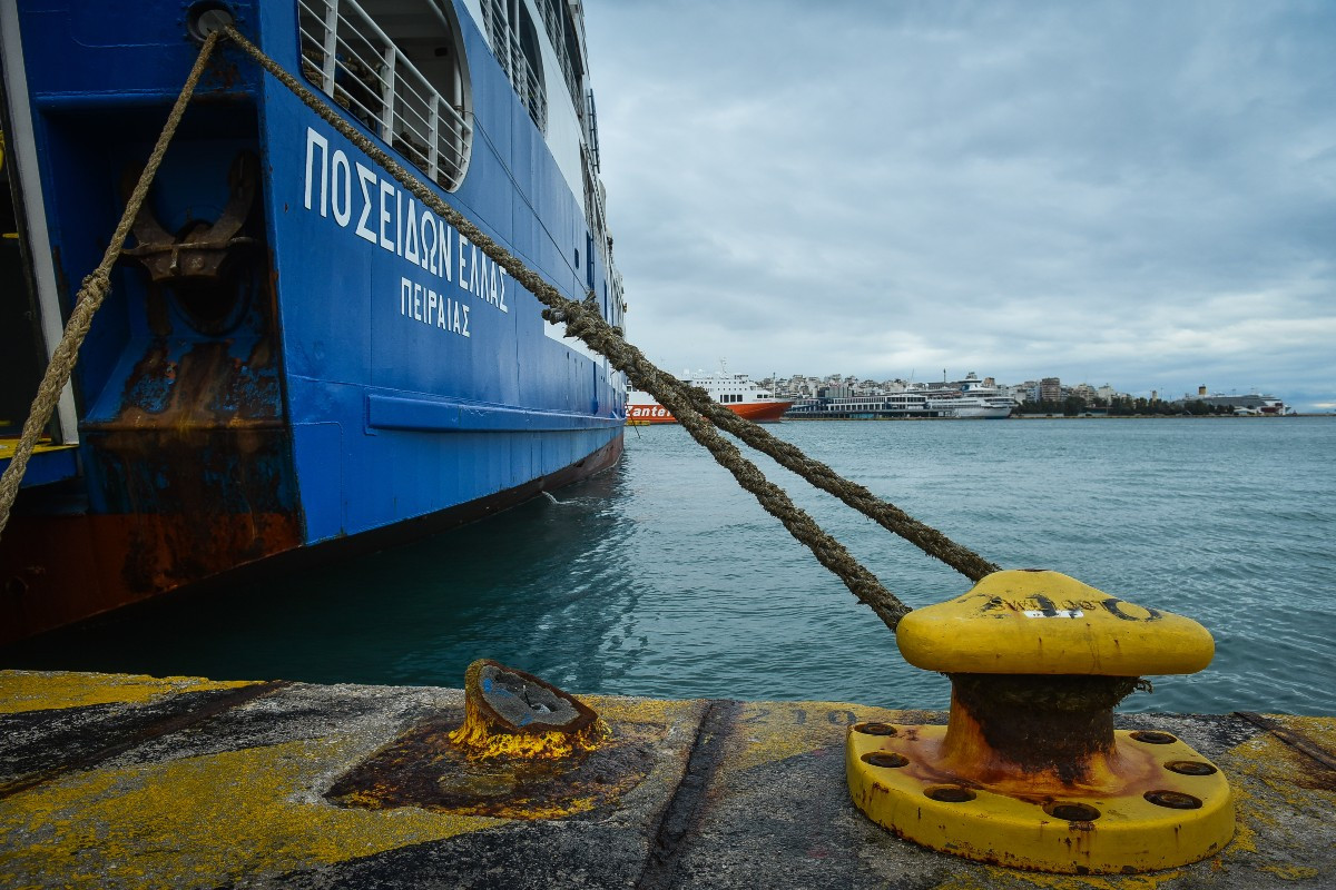 Προβλήματα με δρομολόγια στα λιμάνια Πειραιά και Ραφήνας λόγω ισχυρών ανέμων