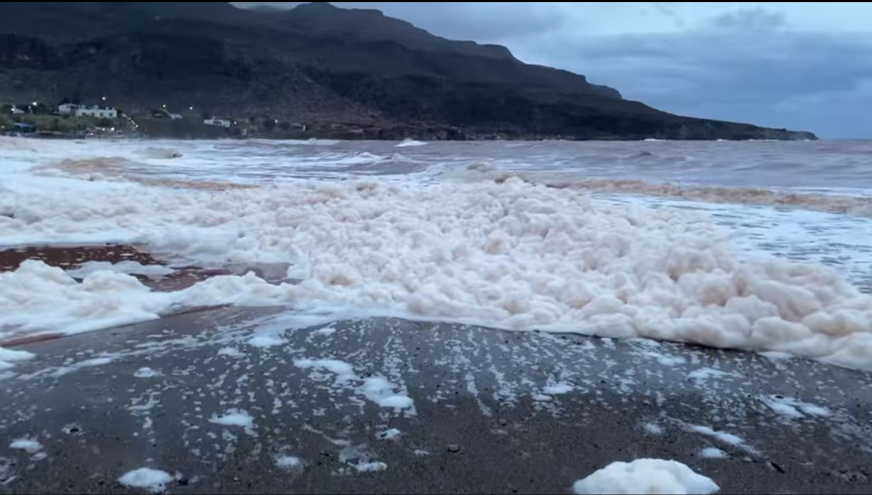 Κρήτη: Γιατί «άφρισε» η θάλασσα μετά την σφοδρή κακοκαιρία [Βίντεο]