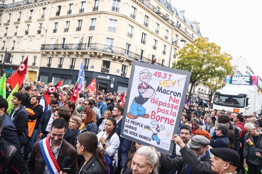 Γαλλία: Στους δρόμους οι εργαζόμενοι για αύξηση μισθών – Με επιστράτευση απειλεί η κυβέρνηση Μακρόν