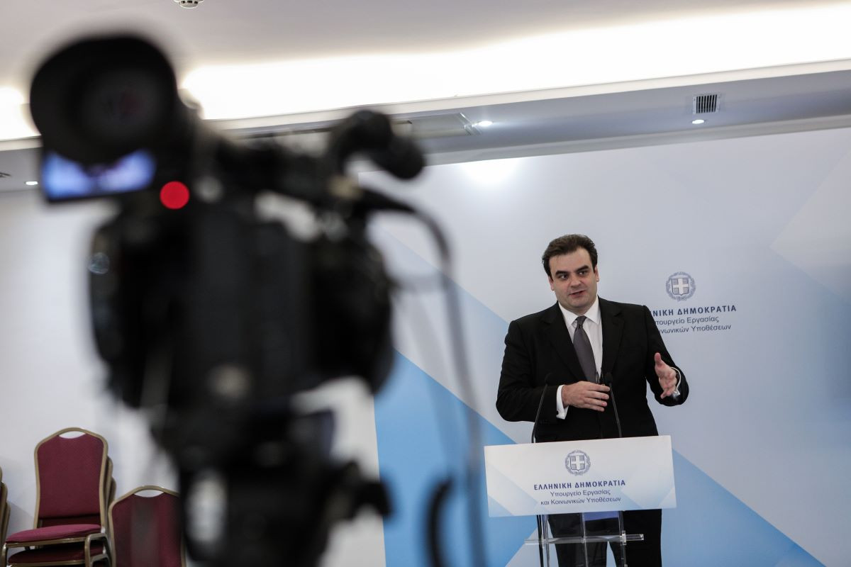 Le Monde: Με παράδειγμα τον Έλληνα υπουργό, πώς οι εταιρίες συμβούλων κερδίζουν από τα ευρωπαϊκά Σχέδια ανάκαμψης