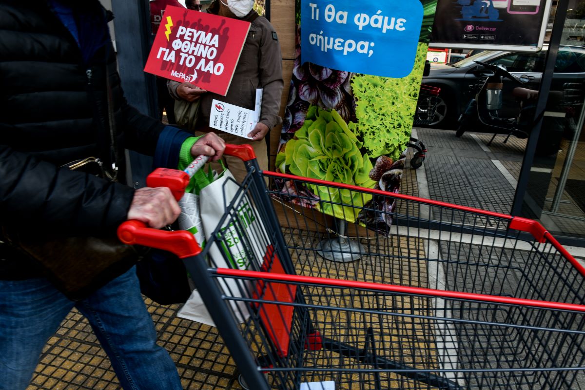 Βάζουν και βγάζουν προϊόντα από το «καλάθι του νοικοκυριού»