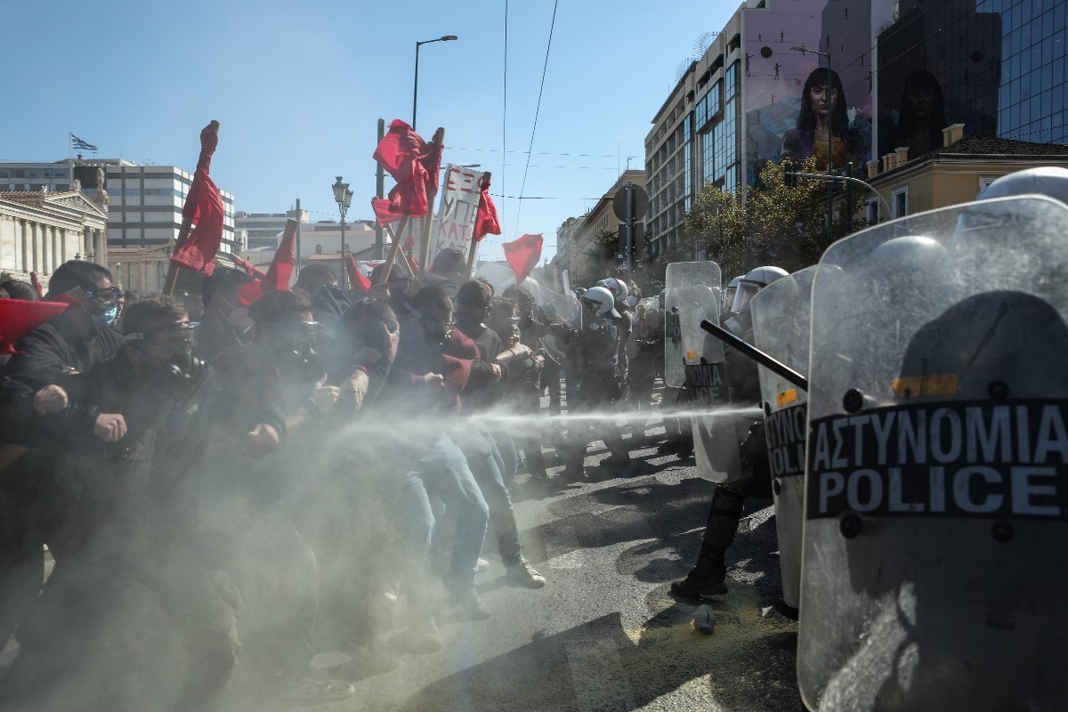 Ξύλο και χημικά στη φοιτητική πορεία στην Αθήνα [Φωτογραφίες και βίντεο]