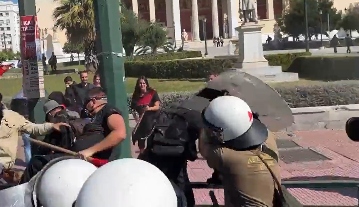 Άνδρας των ΜΑΤ χτυπάει φοιτήτρια στο κεφάλι με την ασπίδα του [Βίντεο]