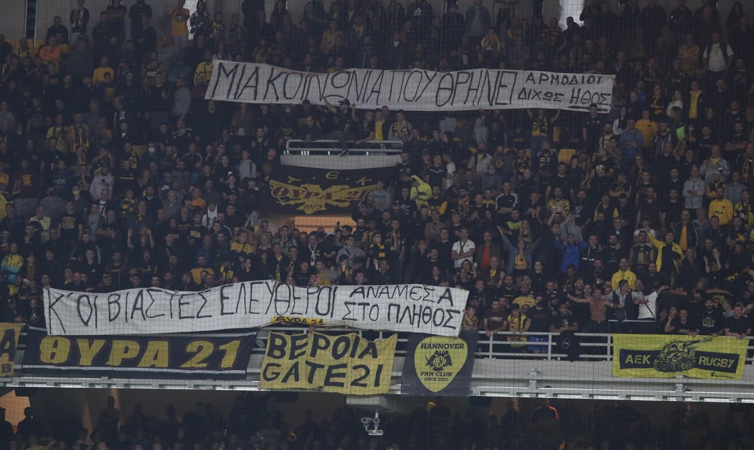 Το πανό των οπαδών της ΑΕΚ στον αγώνα με τον ΠΑΣ Γιάννινα για τους παιδοβιαστές