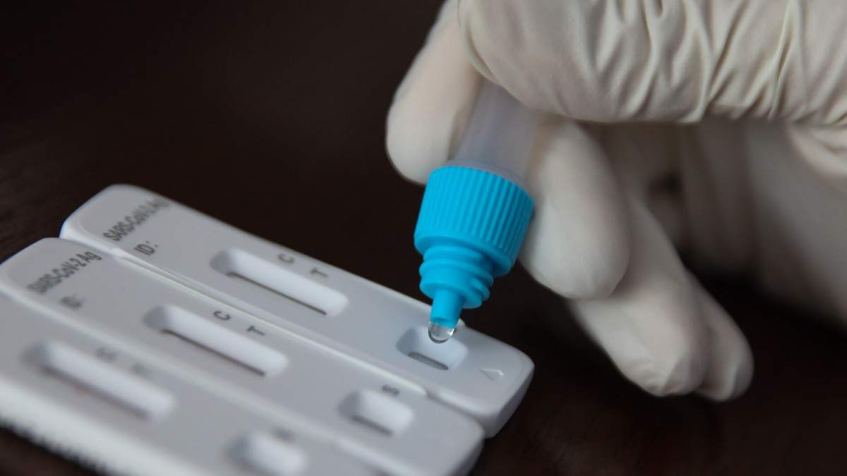 Κυκλοφόρησαν τα διπλά self test που ανιχνεύουν κορονοϊό και γρίπη