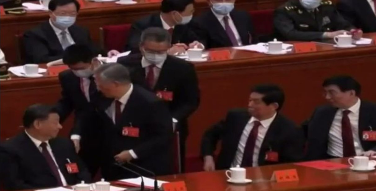 Η εξήγηση για την αμφιλεγόμενη απομάκρυνση του Χου Τζιντάο από το συνέδριο του ΚΚ Κίνας [Βίντεο]