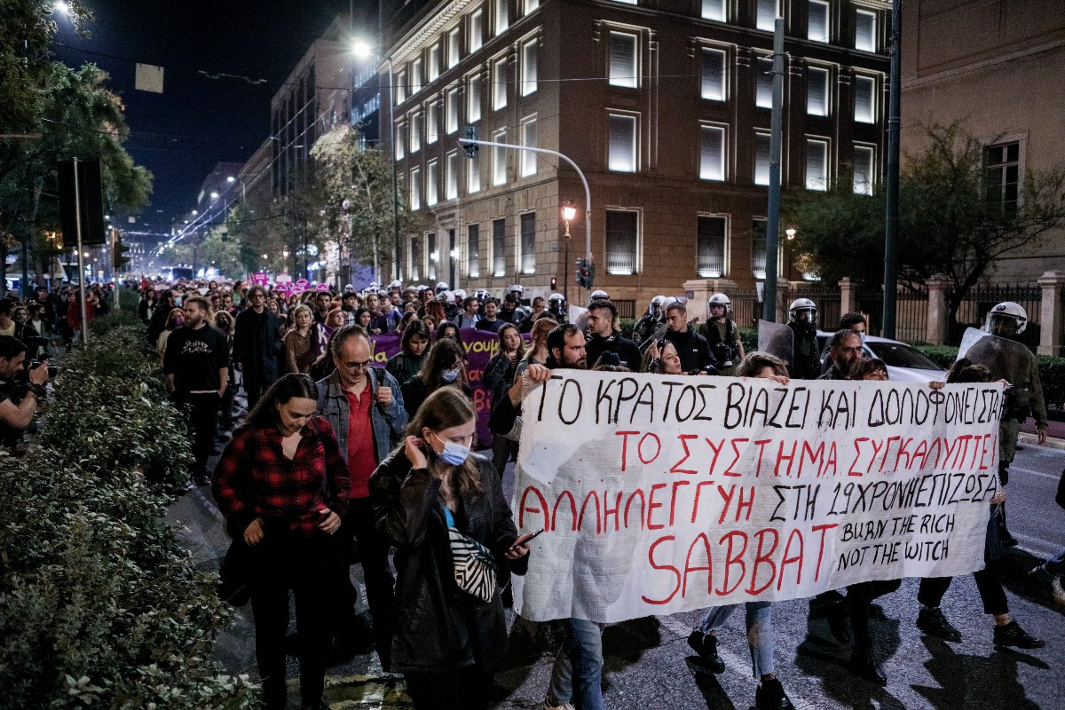 Μαζική πορεία συμπαράστασης στην Αθήνα για την 19χρονη που βιάστηκε από τους δύο αστυνομικούς