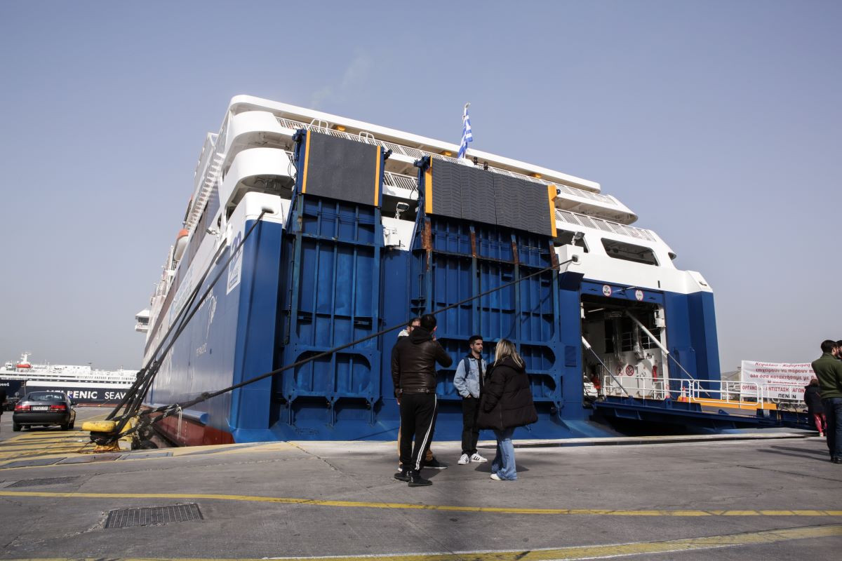 Δεμένα τα πλοία που αναχωρούν από Πειραιά, λόγω 24ωρης απεργίας