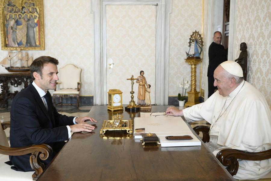 Μεσολάβηση Πάπα για συνάντηση Πούτιν – Μπάιντεν ζητάει ο Μακρόν