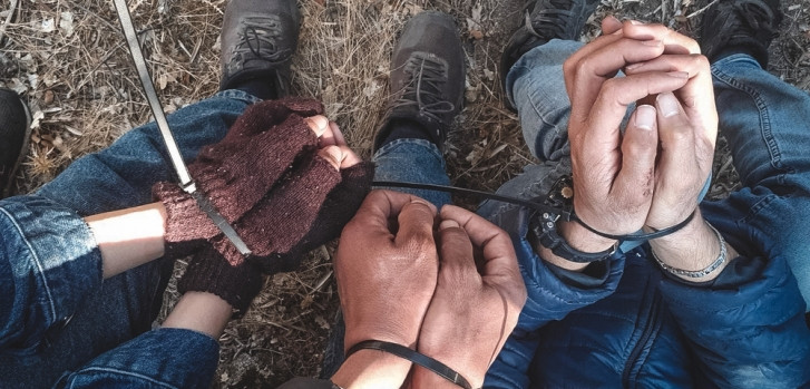Γιατροί Χωρίς Σύνορα: Δεμένοι με χειροπέδες και ξυλοκοπημένοι πρόσφυγες στη Λέσβο