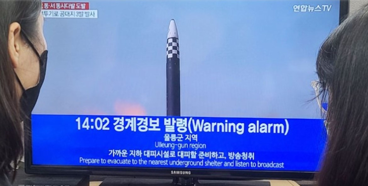 Εκτόξευση 10 πυραύλων από τη Βόρεια Κορέα – Η αντίδραση της Ν. Κορέας στην «εισβολή»