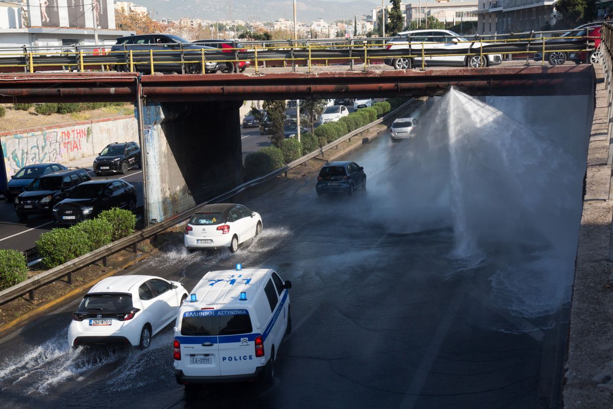 Ουρές χιλιομέτρων στον Κηφισό – Έσπασε σωλήνας υδροδότησης [Εικόνες]