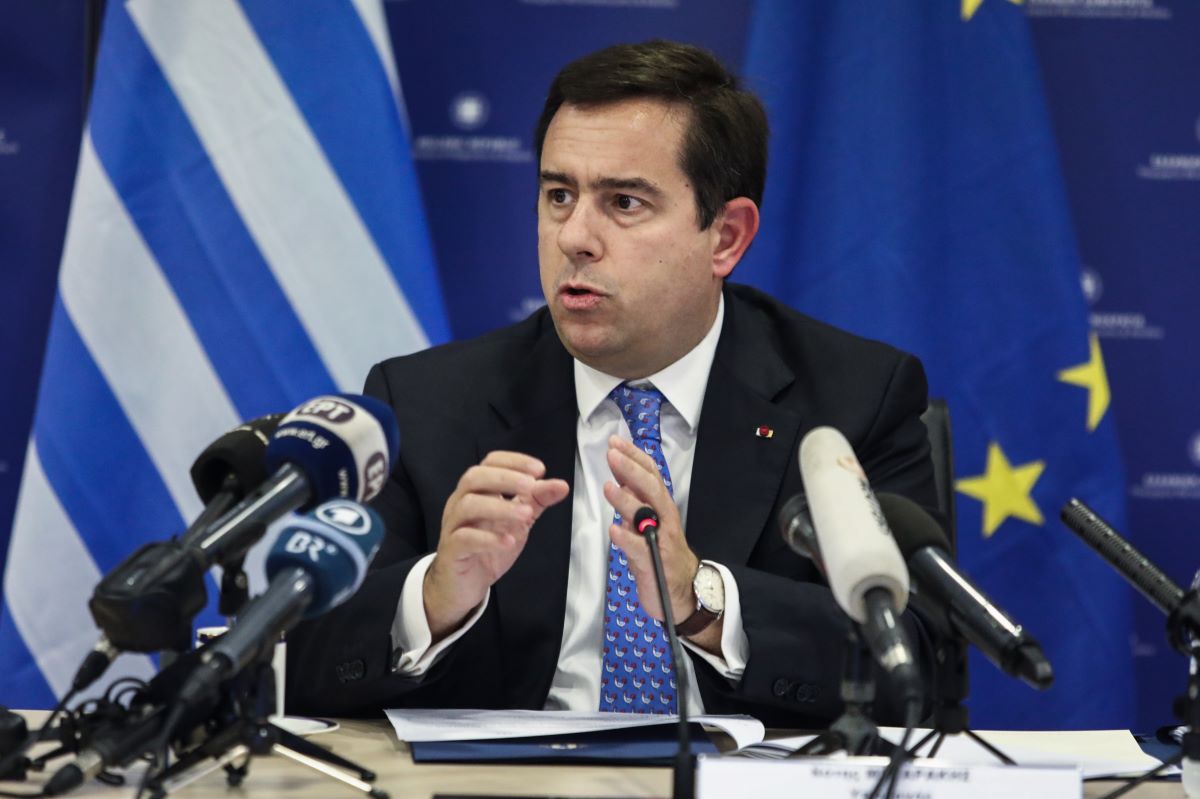 Επίδομα απορίας σε συνεργάτη του Ν. Μηταράκη