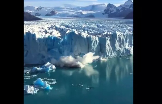 Αργεντινή: Η στιγμή της κατάρρευσης τεράστιου κομματιού του παγετώνα Περίτο Μορένο