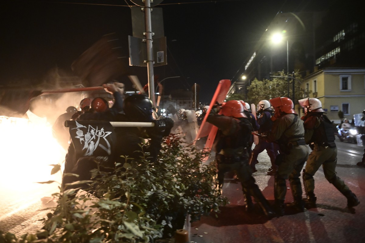 Επεισόδια στο κέντρο της Αθήνας: Δακρυγόνα, συγκρούσεις και επίθεση των ΜΑΤ σε δημοσιογράφους [Βίντεο + Φωτό]