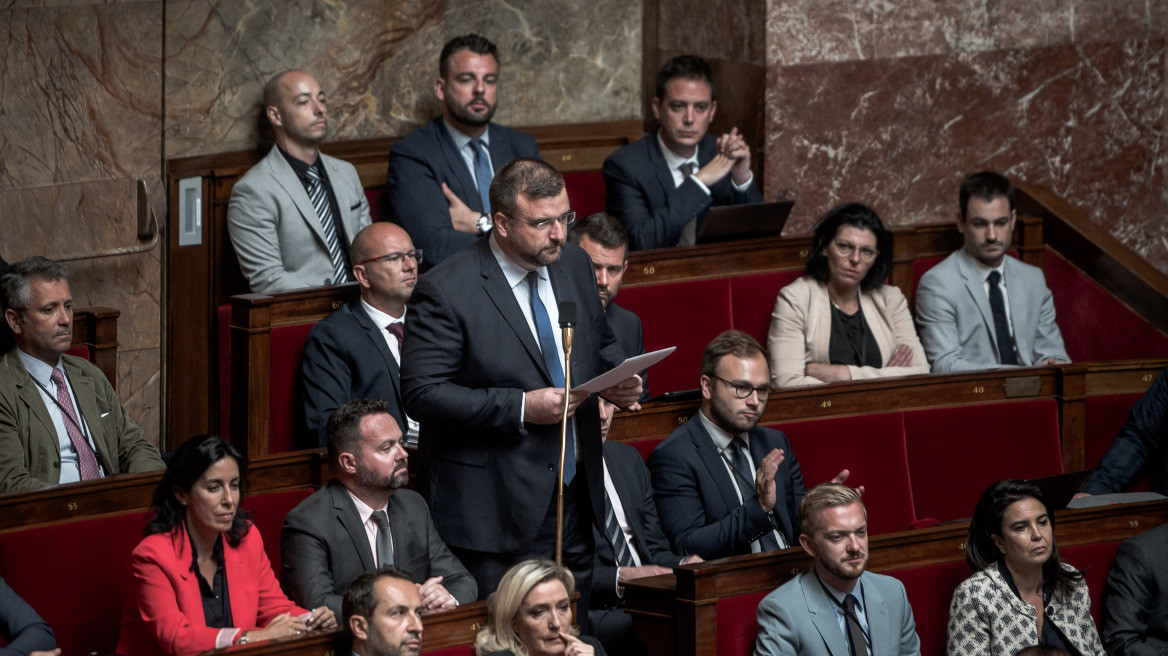 Γαλλία: Δεκαπενθήμερη αποβολή σε ακροδεξιό βουλευτή της Λεπέν για ρατσιστικό σχόλιο σε γαλλοαφρικανό βουλευτή